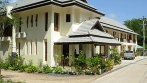 A two-story building with a tiled roof and a covered porch. - Apartment/ flat - Koh samui (Koh Samui)