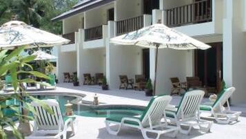 Una piscina al aire libre