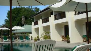 Una piscina al aire libre