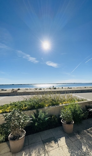 Accommodatie ligt op het strand, ligstoelen