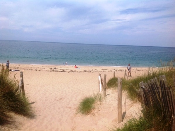 Plage à proximité, chaises longues