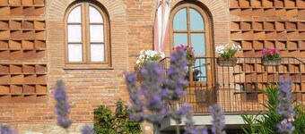 Very well located for visiting the region. Parking and owner available.