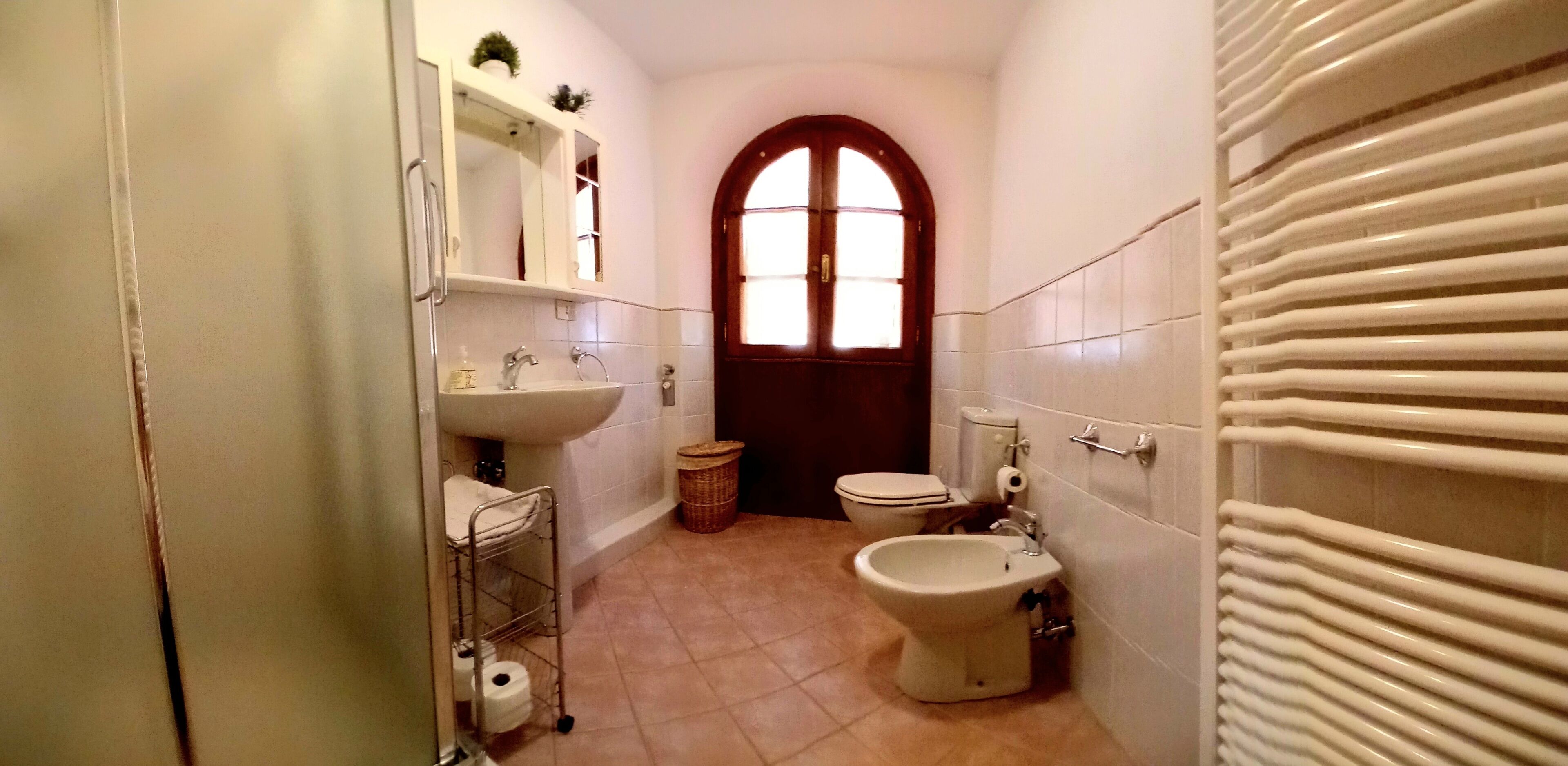 Douche, sèche-cheveux, bidet, serviettes fournies