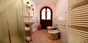 Dutxa, assecador de cabells, bidet i tovalloles 