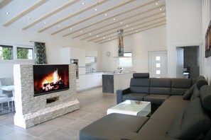 Una Smart TV, un reproductor de DVD, libros, una videoteca