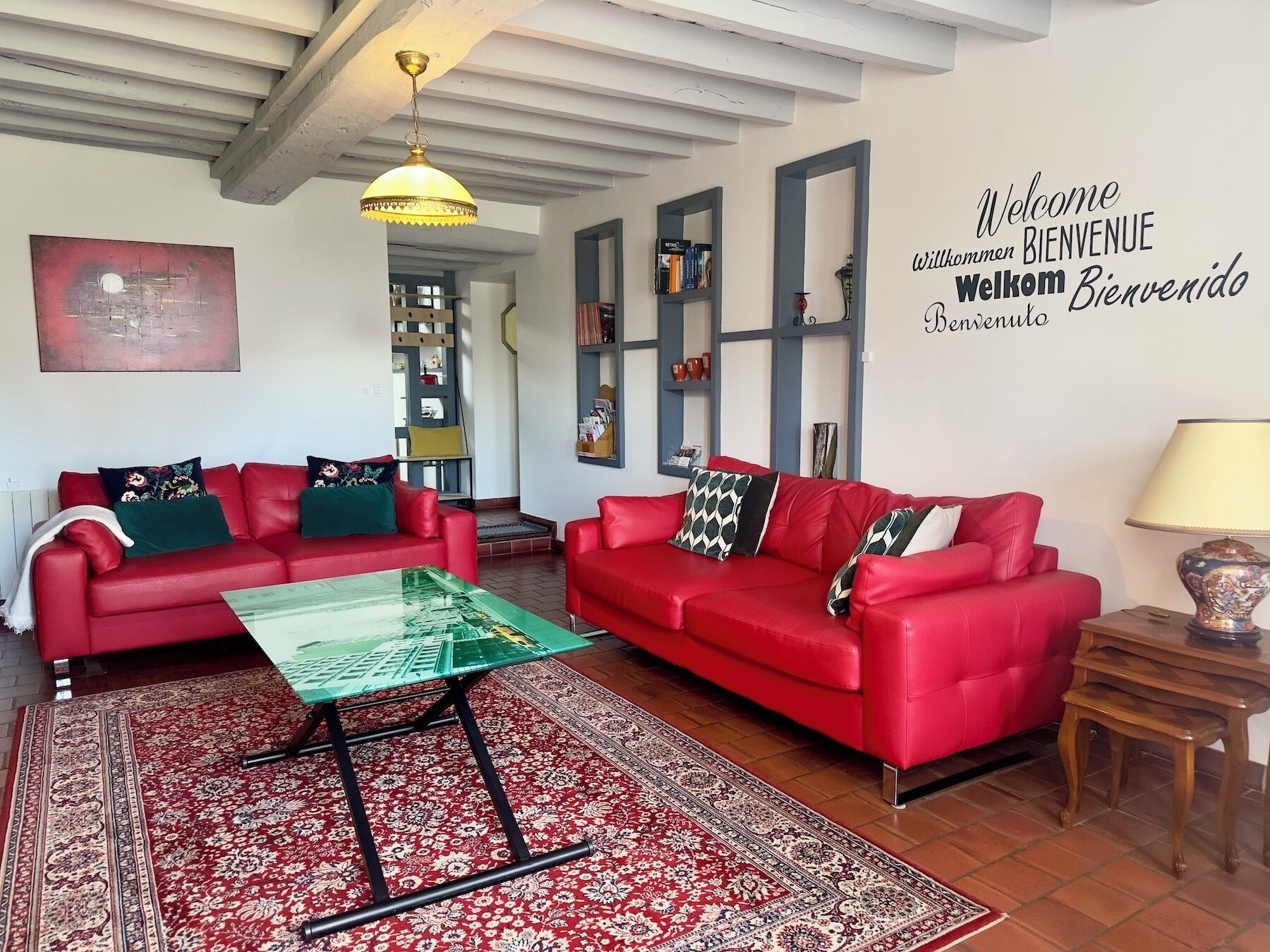 Smart TV, lareira, livros, escritórios