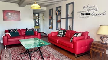 Smart TV, lareira, livros, escritórios