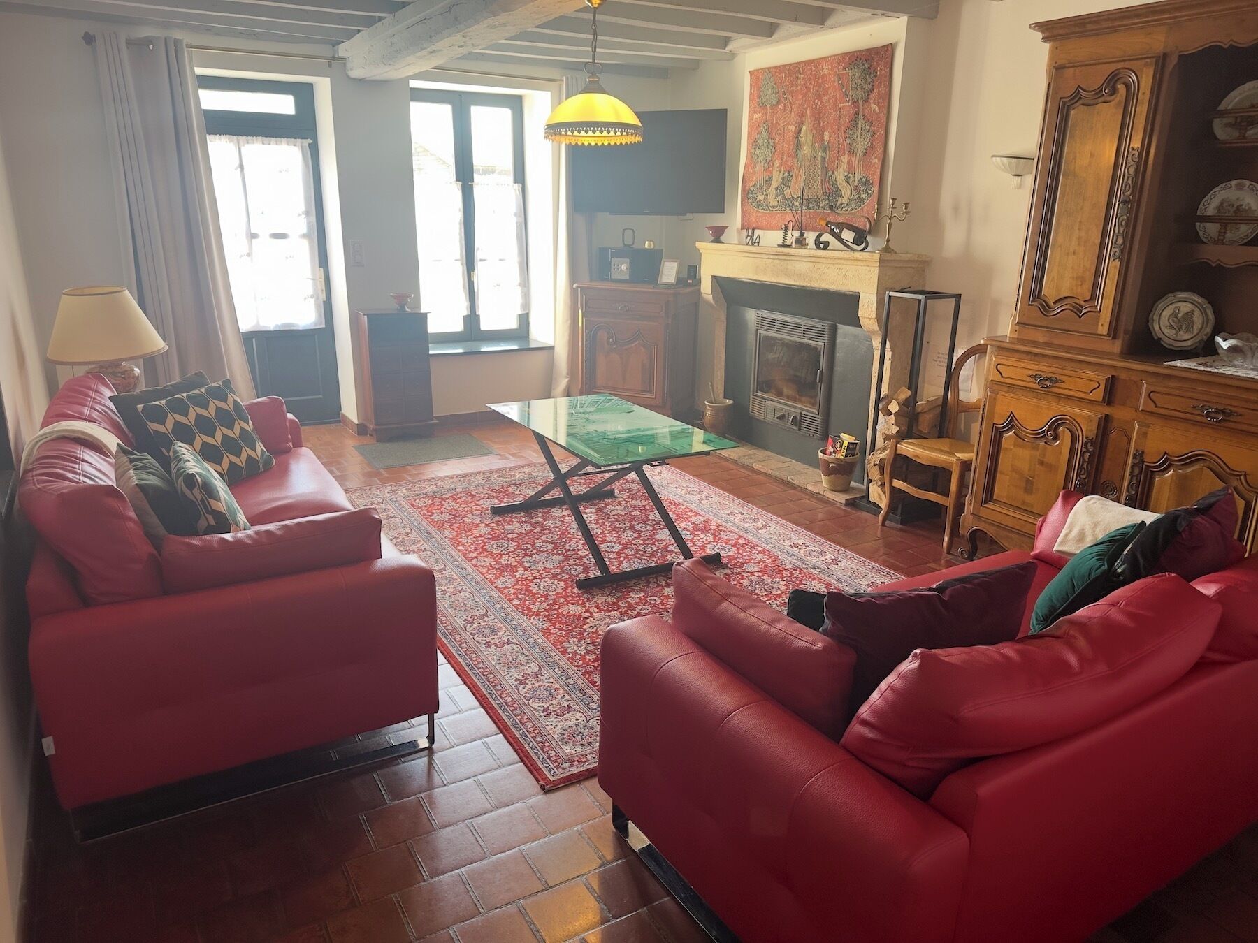 TV connectée, cheminée, livres, espaces bureaux