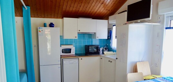 Een koelkast, een microgolfoven, een oven