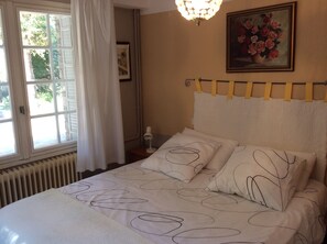 2 soveværelser, pengeskab på værelset, skrivebord, strygejern/strygebræt