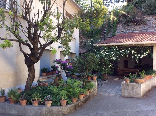 Terrace/patio - Private apartment with swimming pool and parking space (Nîmes)