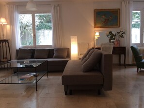 Smart TV, reproductor de DVD, mesa de ping pong, libros