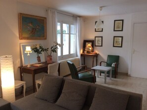 Smart TV, reproductor de DVD, tenis de mesa y libros 