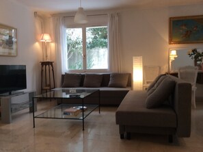 Smart-tv, dvd-afspiller, bordtennisbord, bøger