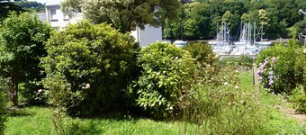 Appartement avec vue sur jardin et voiliers