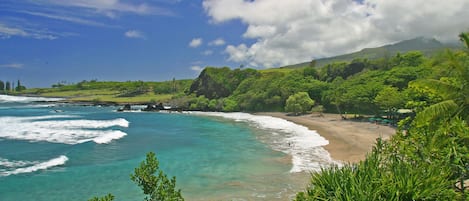 Beach nearby, sun-loungers, beach towels