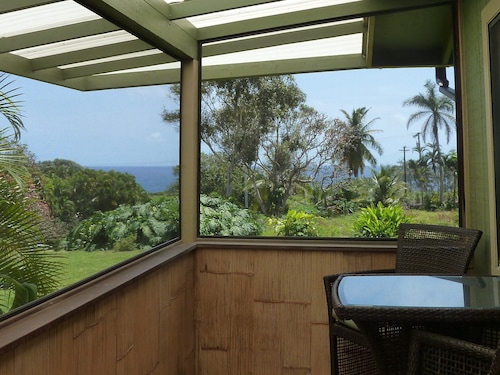 Great location between Hana Town and Hamoa Beach, private, family-friendly 