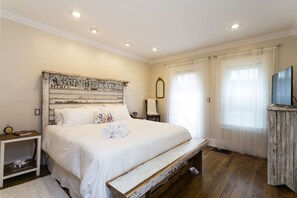 4 camere, una scrivania, ferro/asse da stiro, culla da viaggio