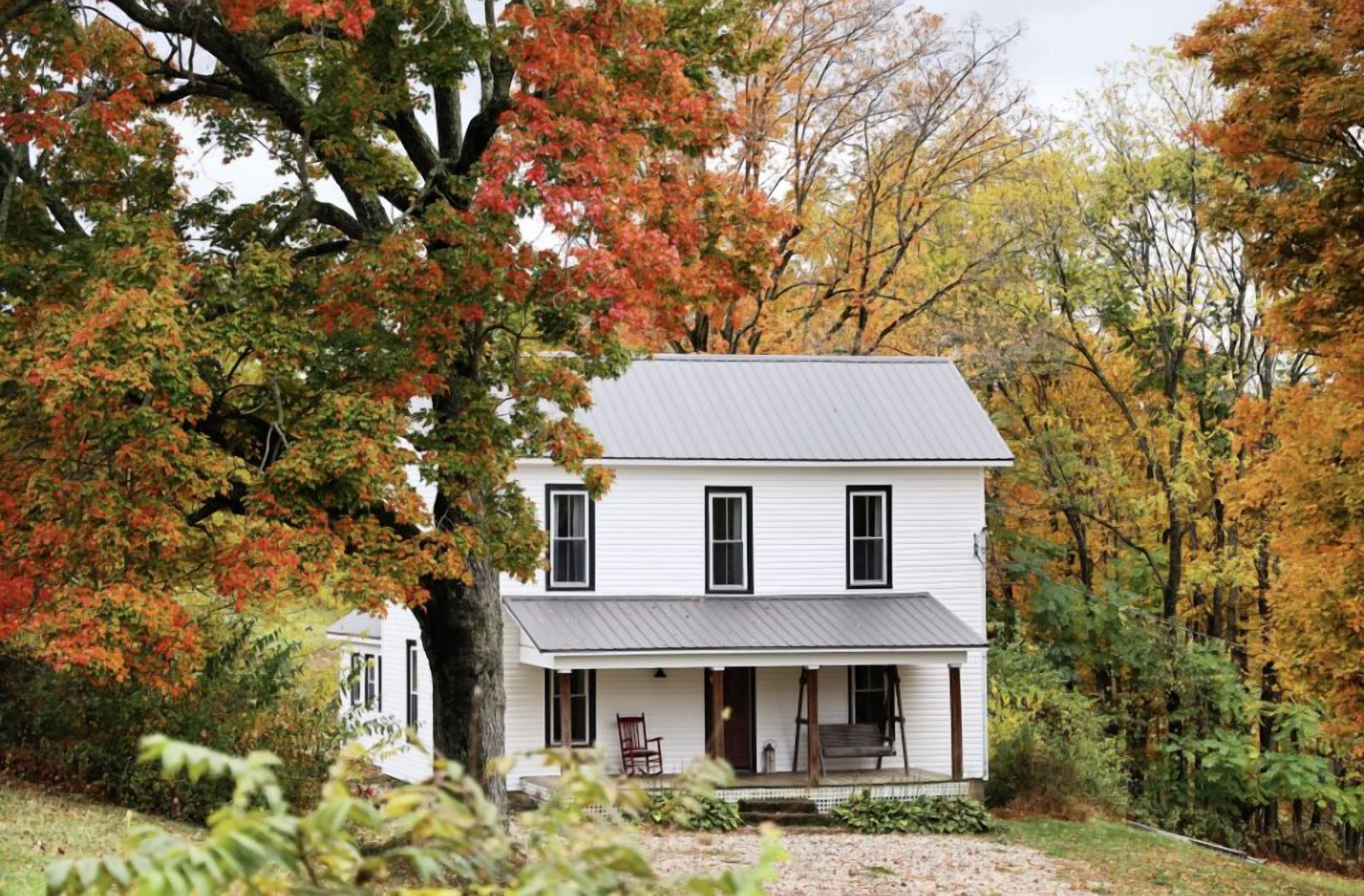 Quiet and rustic 1800s Farmhouse on  230 Acre Farm, Relax, Hunt, Explore.