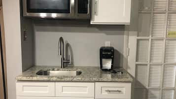 Refrigerador, microondas y cafetera y tetera