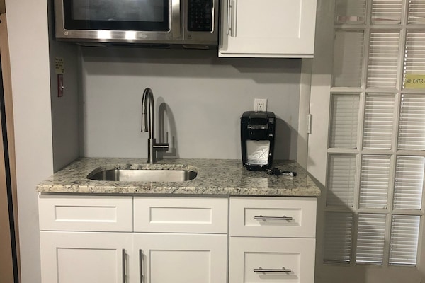 Refrigerador, microondas, cafetera/tetera