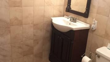 Douche, serviettes fournies, papier toilette