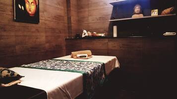 Massages des tissus profonds, massages suédois, massages thaïs
