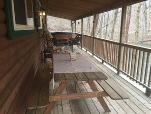 Outdoor dining - Hickory Grove Cabin On 8 Acres With Private Fishing Pond. (Rockbridge)