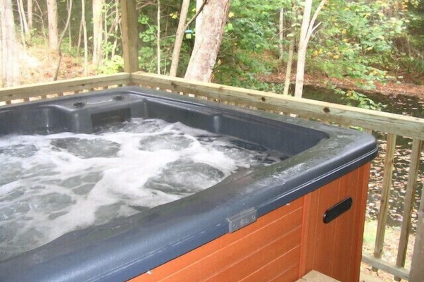 Banyera d'hidromassatge a l'aire lliure