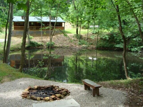 Hickory Grove Cabin On 8 Acres With Private Fishing Pond.
