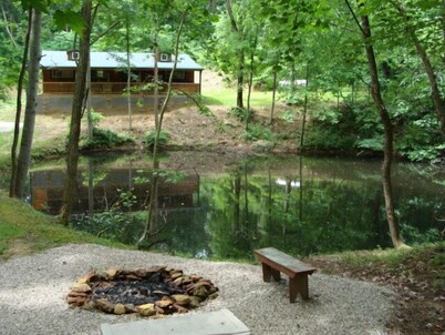 Hickory Grove Cabin On 8 Acres With Private Fishing Pond.