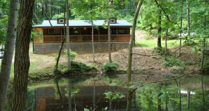 Hickory Grove Cabin On 8 Acres With Private Fishing Pond.