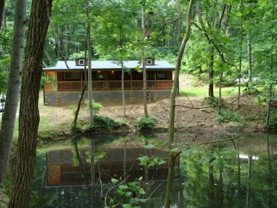 Hickory Grove Cabin On 8 Acres With Private Fishing Pond.