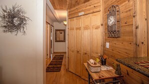 Un interno in legno con soffitto in legno, una sveglia e una scrivania con diversi oggetti.