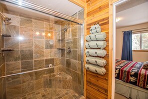 Ensemble douche/baignoire, sĂšche-cheveux, serviettes fournies