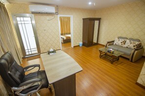 Living area - Hotel Ample (Dhaka)