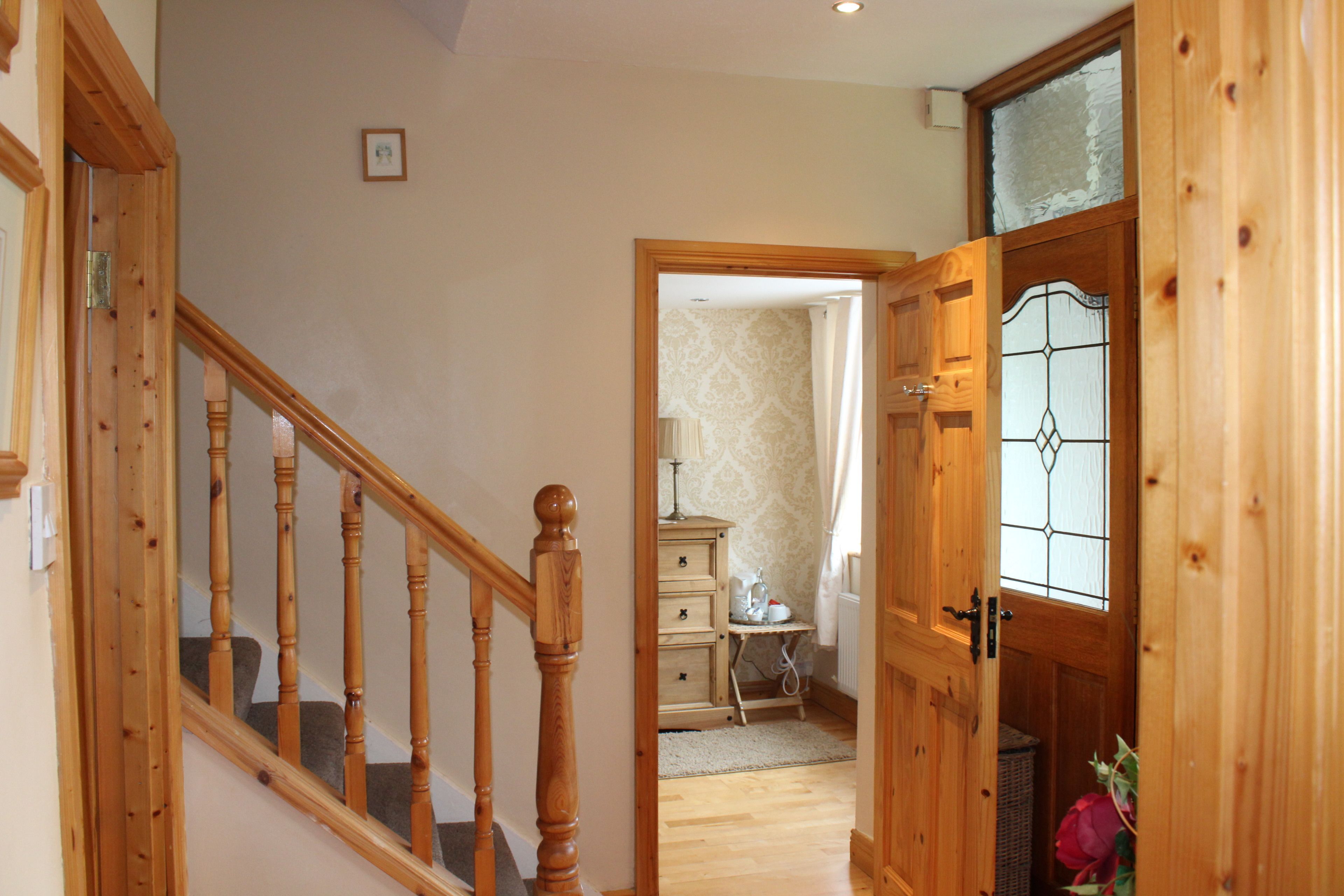 Deluxe Single Room, 1 Bedroom, Refrigerator & Microwave, Garden View | Living room | Flat-screen TV