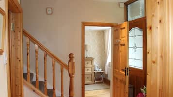 Deluxe Single Room, 1 Bedroom, Refrigerator & Microwave, Garden View | Living room | Flat-screen TV