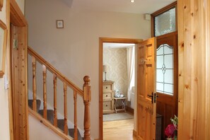 Chambre Simple Deluxe, 1 chambre, réfrigérateur et four à micro-ondes, vue jardin | Salle de séjour | Télévision à écran plat