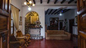 Una sala de estar acogedora con chimenea, muebles de madera y un revestimiento de piedra para la chimenea.