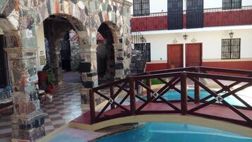 Una piscina al aire libre