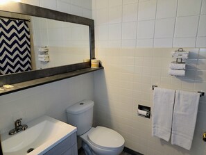 Comfort tweepersoonskamer, 2 queensize bedden, niet-roken | Badkamer | Een bad/douchecombinatie, een haardroger