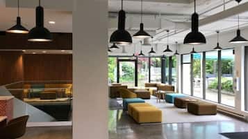 Coin salon dans le hall