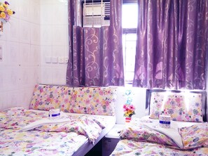 Habitación triple, varias camas, baño en la habitación | Minibar, cortinas blackout y insonorización