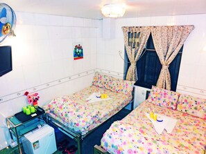 家庭四人房, 2 張標準雙人床, 獨立浴室 | 迷你吧、遮光窗簾/窗簾、隔音、熨斗/熨衫板