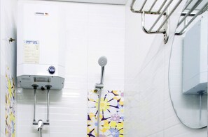 Bathroom shower - Safari Hotel (Kowloon)