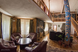 Vila família, sacada (9 rooms/ 8 bathrooms) | Área de estar | TV de tela plana, lareira