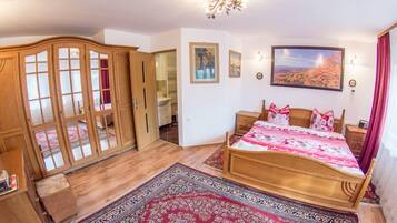 Family Villa, Balcony (9 rooms/ 8 bathrooms) | 9 bedrooms, desk, soundproofing, iron/ironing board