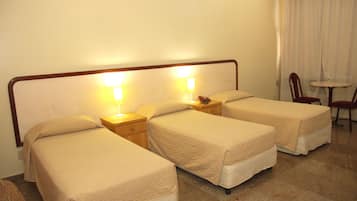 1 chambre, minibar, coffres-forts dans les chambres, bureau
