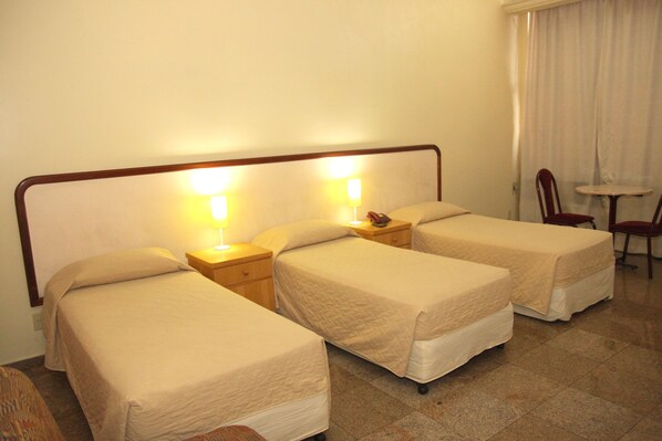 1 soverom, minibar, safe på rommet og skrivebord